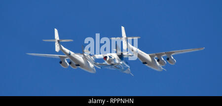 Mojave, Californie, USA. 22 févr. 2019. L'avion Virgin Galactic porteur WhiteKnightTwo transportant le tourisme spatial SpaceShipTwo avion fusée décolle à l'air et de l'espace de Mojave Mojave dans le port, en Californie, États-Unis, le 22 février 2019. La chute d'essai a été un succès comme le navire de l'espace l'unité de la SSEV s 55,85 milles, 294 900 89,9 ft et km. Photo par Gene Blevins/ZumaPress. Credit : Gene Blevins/ZUMA/Alamy Fil Live News Banque D'Images