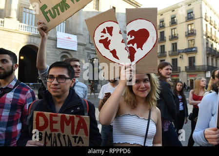 Barcelone, Barcelone, Espagne. Feb 22, 2019. Les gens ont vu la tenue des pancartes pendant la manifestation.Des dizaines de jeunes se sont rassemblés dans le centre de Barcelone pour protester contre l'inaction du gouvernement sur le changement climatique et la destruction de l'environnement. Crédit : John Milner SOPA/Images/ZUMA/Alamy Fil Live News Banque D'Images