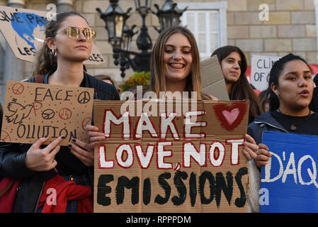 Barcelone, Barcelone, Espagne. Feb 22, 2019. Les gens ont vu la tenue des pancartes pendant la manifestation.Des dizaines de jeunes se sont rassemblés dans le centre de Barcelone pour protester contre l'inaction du gouvernement sur le changement climatique et la destruction de l'environnement. Crédit : John Milner SOPA/Images/ZUMA/Alamy Fil Live News Banque D'Images