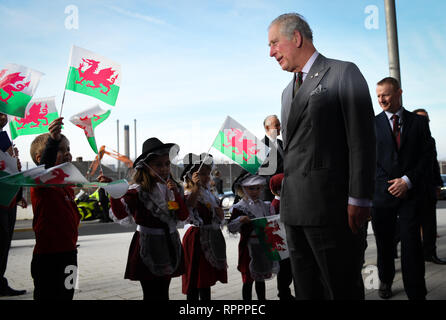 Port Talbot, Pays de Galles, Royaume-Uni. Feb 22, 2019. Son Altesse Royale le Prince de Galles visite l'école primaire Ysgol mcg Brombil à Port Talbot, Pays de Galles, où il a rencontré des étudiants sur le Prince's Trust atteindre comme la houle qu'aux élèves, du personnel et des dignitaires. Crédit : Robert Melen/Alamy Live News Banque D'Images