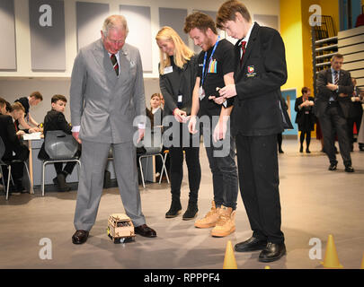 Port Talbot, Pays de Galles, Royaume-Uni. Feb 22, 2019. Son Altesse Royale le Prince de Galles visite le schooYsgol Brombil primaire du MCG à Port Talbot, Pays de Galles, où il a rencontré des étudiants sur le Prince's Trust atteindre comme programme que d'élèves, le personnel de la houle et des dignitaires. Prix Charles, permet à un étudiant d'enfoncer avec précaution un voiture commandée à distance grâce à ses jambes. Crédit : Robert Melen/Alamy Live News Banque D'Images