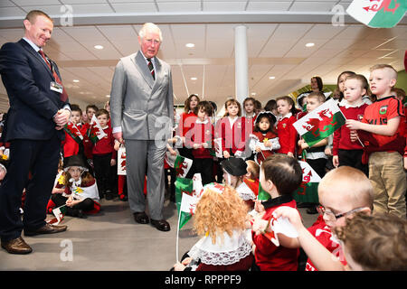 Port Talbot, Pays de Galles, Royaume-Uni. Feb 22, 2019. Son Altesse Royale le Prince de Galles visite Ysgol mcg Brombil à Port Talbot, Pays de Galles, où il a rencontré des étudiants sur le Prince's Trust atteindre comme la houle qu'aux élèves, du personnel et des dignitaires. Crédit : Robert Melen/Alamy Live News Banque D'Images