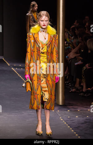 Foto Francesco Bozzo/LaPresse 22-02-2019 Milano ( Italia ) Moda Milano Fashion Week - Moda Donna autunno inverno 2019/2020 nella foto : Sfilata Versace Photo Francesco Bozzo/LaPresse 22 février 2019, Milan, Italie Milan Fashion week - Automne / Hiver 2019-2020 dans la photo : défilé de Versace Banque D'Images