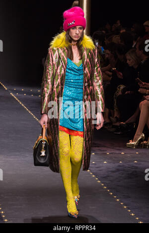 Foto Francesco Bozzo/LaPresse 22-02-2019 Milano ( Italia ) Moda Milano Fashion Week - Moda Donna autunno inverno 2019/2020 nella foto : Sfilata Versace Photo Francesco Bozzo/LaPresse 22 février 2019, Milan, Italie Milan Fashion week - Automne / Hiver 2019-2020 dans la photo : défilé de Versace Banque D'Images