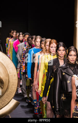 Foto Francesco Bozzo/LaPresse 22-02-2019 Milano ( Italia ) Moda Milano Fashion Week - Moda Donna autunno inverno 2019/2020 nella foto : Sfilata Versace Photo Francesco Bozzo/LaPresse 22 février 2019, Milan, Italie Milan Fashion week - Automne / Hiver 2019-2020 dans la photo : défilé de Versace Banque D'Images