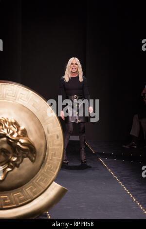 Foto Francesco Bozzo/LaPresse 22-02-2019 Milano ( Italia ) Moda Milano Fashion Week - Moda Donna autunno inverno 2019/2020 nella foto : Sfilata Versace Photo Francesco Bozzo/LaPresse 22 février 2019, Milan, Italie Milan Fashion week - Automne / Hiver 2019-2020 dans la photo : défilé de Versace Banque D'Images