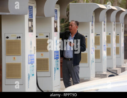 Beijing, Chine. 14Th Oct, 2018. Un Chinois attend que son véhicule électronique chinois (EV) d'être mis sous tension à l'une des nombreuses stations de charge à Beijing le 14 octobre 2018. La Chine est le plus grand marché automobile au monde, et son gouvernement est devenu le plus grand partisan de la voiture électrique. La Chine représente 40 pour cent de toutes les voitures électriques vendus dans le monde entier. Credit : Todd Lee/ZUMA/ZUMAPRESS.com/Alamy fil Live News Banque D'Images