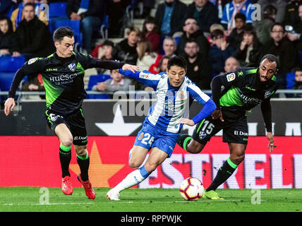 Barcelone. Feb 22, 2019. L'Espanyol Wu Lei (C) est en concurrence avec d'Huesca Carlos Akapo (R) au cours d'un match de championnat espagnol à Barcelone, Espagne, 10 févr. 22, 2019. Credit : Joan Gosa/Xinhua/Alamy Live News Banque D'Images