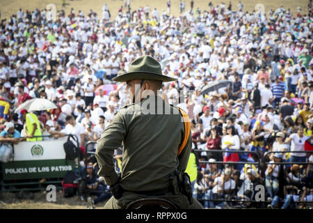 Caracas, Venezuela. Feb 22, 2019. Au cours de la ''Venezuela vit de l'aide'' concert, organisé pour recueillir des fonds pour les efforts de secours vénézuélienne à la tête de l'Tienditas pont International à Bogotá, Colombie, le 22 février 2019. Le Venezuela's politique acharnée se métamorphose en une bataille des groupes le vendredi, avec le gouvernement et l'opposition duels concerts pop avant d'un week-end sur l'épreuve d'entrée de l'aide alimentaire et médicale. Credit : Elyxandro Cegarra/ZUMA/Alamy Fil Live News Banque D'Images