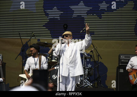 Caracas, Venezuela. Feb 22, 2019. Au cours de la ''Venezuela vit de l'aide'' concert, organisé pour recueillir des fonds pour les efforts de secours vénézuélienne à la tête de l'Tienditas pont International à Bogotá, Colombie, le 22 février 2019. Le Venezuela's politique acharnée se métamorphose en une bataille des groupes le vendredi, avec le gouvernement et l'opposition duels concerts pop avant d'un week-end sur l'épreuve d'entrée de l'aide alimentaire et médicale. Credit : Elyxandro Cegarra/ZUMA/Alamy Fil Live News Banque D'Images