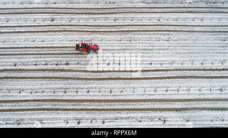 Beijing, Chine. Feb 22, 2019. Photo aérienne prise le 22 février 2019 montre un tracteur travaillant sur les terres agricoles après une chute de neige dans la ville de Sihong Jinsuo, la Chine de l'est la province de Jiangsu. Credit : Zhang Lianhua/Xinhua/Alamy Live News Banque D'Images