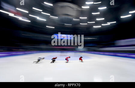 Beijing, Chine. Feb 22, 2019. Les athlètes concourent dans men's 500m de patinage de vitesse sur courte piste match préliminaire de Tianjin en Chine du nord, le 22 février 2019. Credit : Yue Yuewei/Xinhua/Alamy Live News Banque D'Images