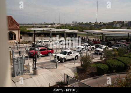 Entrant aux États-Unis du Mexique attendez pour inspection au point de contrôle des douanes et de la protection des frontières de l'autre côté du pont international sur la rivière Rio Grande au point d'entrée le # 1 à Laredo, Texas. Banque D'Images