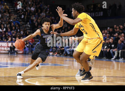 Amherst, New York, USA. Feb 22, 2019 : Buffalo Bulls guard Ronaldo Segu (10) disques durs pour le panier passé Kent State Golden Flashes avant Philip Whittington (25) au cours de la première moitié de jouer dans le jeu de basket-ball de NCAA entre le Kent State Golden Flashes et Buffalo Bulls à Alumni Arena à Amherst, N.Y. (Nicholas T. LoVerde/Cal Sport Media) Credit : Cal Sport Media/Alamy Live News Banque D'Images