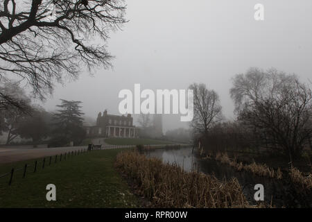 Londres, Royaume-Uni. 23 févr. 2019. Météo britannique. Matin brumeux à Clissold Park Stoke Newington, au nord de Londres.. Avis de Clissold House et église St Marys. Credit : carol moir/Alamy Live News Banque D'Images