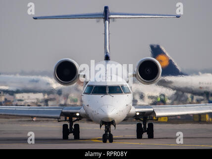 21 février 2019, Hessen, Frankfurt/Main : un avion de passagers de Lufthansa à la piste des rouleaux à l'aéroport. Photo : Silas Stein/dpa Banque D'Images