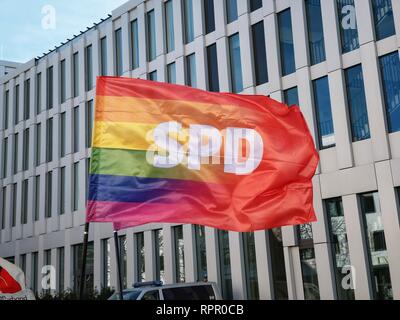 Munich, Bavière, Allemagne. Feb 23, 2019. Les variantes de la LGBT pro SPD allemand drapeaux de parti. En réaction à une conférence par la démonstration controversée fuer Alle (Démonstration) pour tous les citoyens, le groupe de Munich ont tenu leur propre manifestation dans le quartier Riem de la ville. La démo fuer Alle groupe a fait entendre contre les actions internationales visant à renforcer les droits si les enfants. D'autres thèmes : l'opposition à l'avortement. Credit : Sachelle Babbar/ZUMA/Alamy Fil Live News Banque D'Images