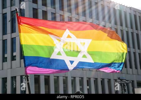 Munich, Bavière, Allemagne. Feb 23, 2019. Un drapeau israélien de style LGBT lors d'une manifestation contre l'ultra-conservateur Demo fuer Alle groupe. En réaction à une conférence par la démonstration controversée fuer Alle (Démonstration) pour tous les citoyens, le groupe de Munich ont tenu leur propre manifestation dans le quartier Riem de la ville. La démo fuer Alle groupe a fait entendre contre les actions internationales visant à renforcer les droits si les enfants. D'autres thèmes : l'opposition à l'avortement. Credit : Sachelle Babbar/ZUMA/Alamy Fil Live News Banque D'Images