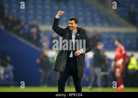 Cardiff, Wales, UK. 22 févr. 2019. Javi Gracia, le manager de Watford FC célèbre et remercie la Watford fans après le match. Premier League match, Cardiff City v Watford au Cardiff City Stadium le vendredi 22 février 2019. Ce droit ne peut être utilisé qu'à des fins rédactionnelles. Usage éditorial uniquement, licence requise pour un usage commercial. Aucune utilisation de pari, de jeux ou d'un seul club/ligue/dvd publications. Photos par Andrew Andrew/Verger Verger la photographie de sport/Alamy live news Banque D'Images