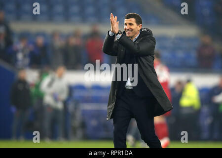 Cardiff, Wales, UK. 22 févr. 2019. Javi Gracia, le manager de Watford FC célèbre et remercie la Watford fans après le match. Premier League match, Cardiff City v Watford au Cardiff City Stadium le vendredi 22 février 2019. Ce droit ne peut être utilisé qu'à des fins rédactionnelles. Usage éditorial uniquement, licence requise pour un usage commercial. Aucune utilisation de pari, de jeux ou d'un seul club/ligue/dvd publications. Photos par Andrew Andrew/Verger Verger la photographie de sport/Alamy live news Banque D'Images