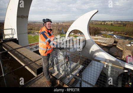 Ingénieur principal Steven Berry sur le dessus de la roue de Falkirk comme la structure subit des travaux d'entretien. Banque D'Images