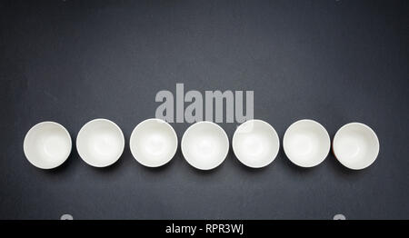 Nettoyer les bols en céramique blanche de suite, couleur noir, arrière-plan, Vue de dessus de l'espace de copie Banque D'Images
