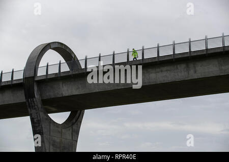 Un ingénieur se promène le long de l'aqueduc sur le dessus de la roue de Falkirk comme la structure subit des travaux d'entretien. Banque D'Images