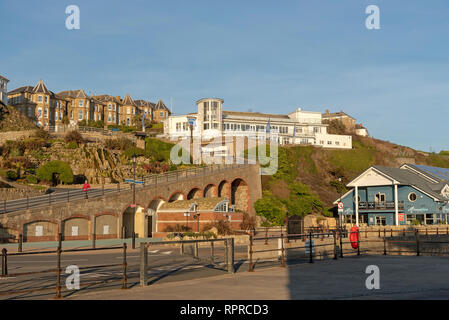 Ventnor, île de Wight, au Royaume-Uni. Février 2019. Cette station balnéaire populaire vu en hiver le soleil. Les Jardins d'hiver à terre Hill menant à l'Esplan Banque D'Images