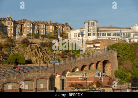 Ventnor, île de Wight, au Royaume-Uni. Février 2019. Cette station balnéaire populaire vu en hiver le soleil. Les Jardins d'hiver à terre Hill menant à l'Esplan Banque D'Images