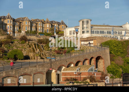 Ventnor, île de Wight, au Royaume-Uni. Février 2019. Cette station balnéaire populaire vu en hiver le soleil. Les Jardins d'hiver à terre Hill menant à l'Esplan Banque D'Images