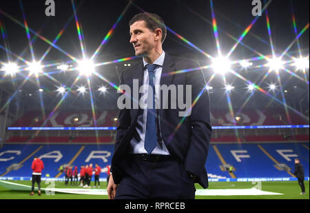 Watford manager Javi Gracia inspecte le terrain avant le match au cours de la Premier League match au Cardiff City Stadium. Banque D'Images