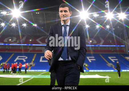 Watford manager Javi Gracia inspecte le terrain avant le match au cours de la Premier League match au Cardiff City Stadium. Banque D'Images