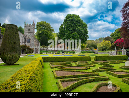 Une vue sur l'église de printemps dans le parc de Lanhydrock près de Bodmin, Cornwall, England, UK Banque D'Images