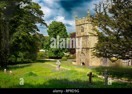 Une vue sur l'église de printemps dans le parc de Lanhydrock près de Bodmin, Cornwall, England, UK Banque D'Images