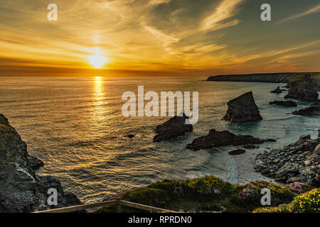 Beau crépuscule coucher du soleil image paysage de Bedruthan Steps rock stacks sur West coast Cornwall en Angleterre Banque D'Images