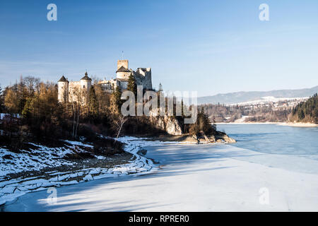 Château de Dunajec Niedzica Czorsztyn, Pologne, lac. Vue d'hiver. Banque D'Images