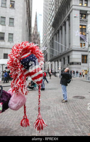 NEW YORK, NY - 01 décembre 2014 : la vente de souvenirs de la rue près de l'édifice de la Bourse avec les gens sur la rue et d'autres bâtiments autour de New York Cit Banque D'Images