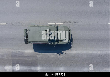 Moscou, 9 mai 2018. Véhicule blindé AMN Tigr-233114-M avec Arbalet-DM revient de la Place Rouge après la victoire Day Parade, vue du dessus. Banque D'Images