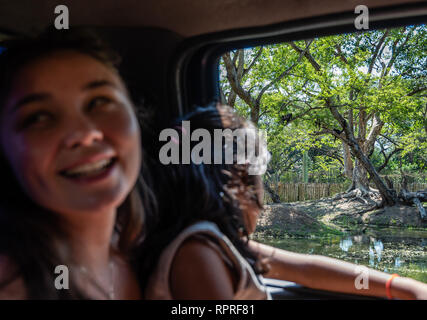 Jeune mère et enfant au zoo du Guatemala Banque D'Images