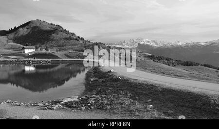 Chalet reflétée dans un lac sur le Col de Joux Plane, France, à la recherche vers le Mont Blanc Banque D'Images