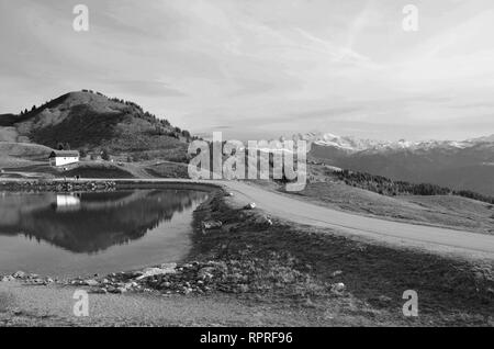 Chalet reflétée dans un lac sur le Col de Joux Plane, France, à la recherche vers le Mont Blanc Banque D'Images