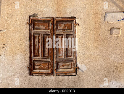 Grunge Weathered volets fermés dans ancienne maison en pierre Banque D'Images