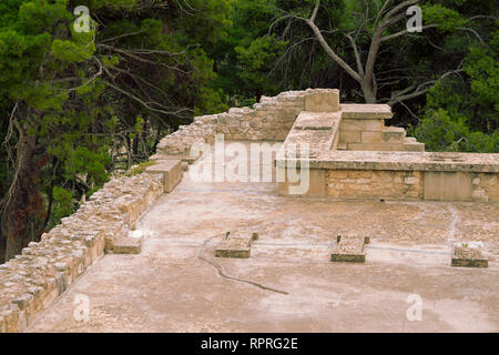 Fragment de ruines antiques de Minoan Palais de Knossos. Héraklion, Crète, Grèce. Pins. Paysage nostalgique. La culture antique. Arrière-plans. Banque D'Images