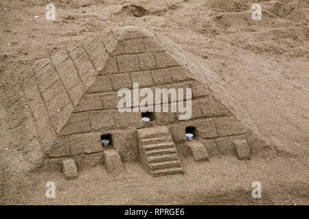 Gros plan d'un château de sable en forme de pyramide égyptienne Banque D'Images