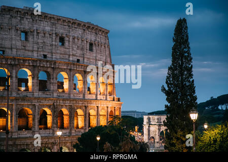 Rome, Italie. Également connu sous le nom de Colisée Amphithéâtre Flavien en soirée ou la nuit. Banque D'Images
