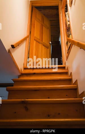 Escalier en pin et porte ouverte dans un vieux chalet reconstruit 1983 accueil journal style Banque D'Images