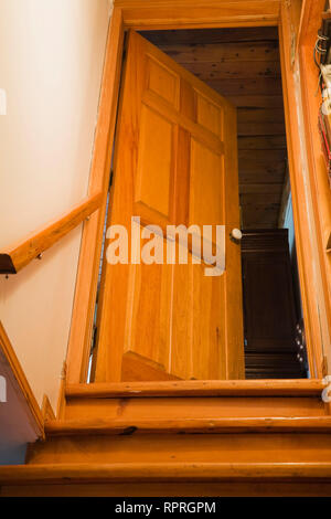 Escalier en pin et porte ouverte dans un vieux chalet reconstruit 1983 accueil journal style Banque D'Images