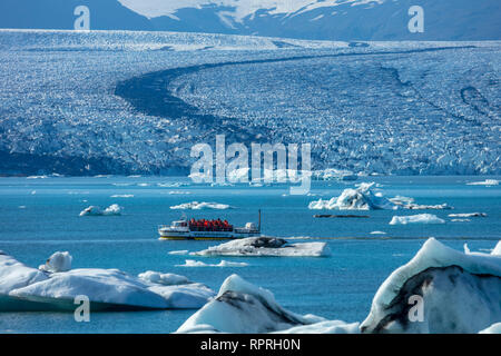 Excursion en bateau parmi les Icebergs de Jokulsarlon glacial lagoon, sous le glacier Breidamerkurjokull. Parc national du Vatnajökull, Sudhurland, Islande. Banque D'Images