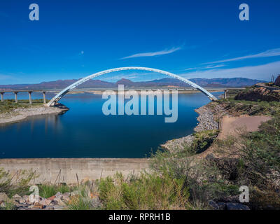 Arch bridge derrière Théodore Roosevelt Dam, Arizona l'autoroute 188 au nord du globe, Arizona. Banque D'Images