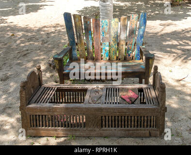 Groupes de sièges en bois sur la plage de Gili Trawangan, Indonésie. Banque D'Images